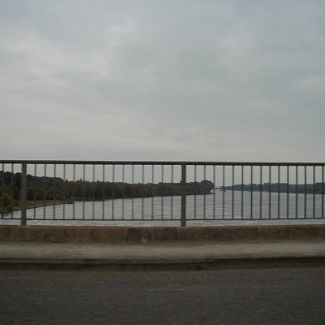 Germany-France border (Rhine river) Пограничный мост через Рейн. Налево дорога D4 в Эльзас, направо дорога D500 в Баден-Вюрттемберг. На горизонте виден Bridge Rheinbrücke Wintersdorf