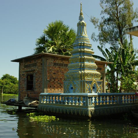 Kampong Phluk Floating village on Tonlé Sap lake, Cambodia ទន្លេសាប // В 30 километрах на юго-восток от Сиемриепа в мангровых зарослях, на месте впадения реки Тахас в озеро...