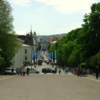 Karl Johans gate Улица Карла Йохана - центральная улица Осло простирающаяся от Центрального вокзала Осло до Дворца норвежских королей