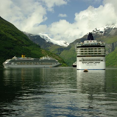 Kongeriket Norge: Geirangerfjorden Норвегия. Суннмёре. Гейрангер-фьорд - самый посещаемый туристами фьорд Норвегии с отвесных скал которого покрытых...