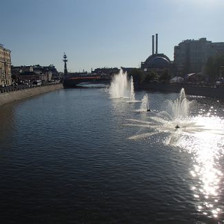 2015_08_22-17_05_10 Москва. Плавающие фонтаны на Водотводном канале.