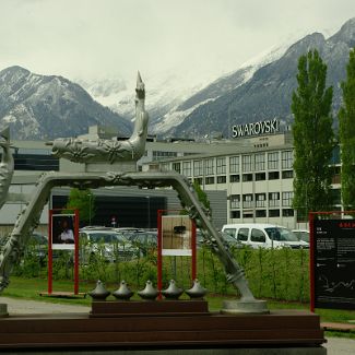 Swarovski in Wattens Swarovski in Wattens – Blick von den Kristallwelten auf die Produktionsbetriebe und den Firmensitz