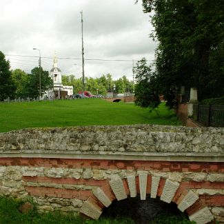 Гротесковый пешеходный мост через ров в усадьбе Кузьминки
