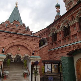 Вход в Троицкий храм в Останкине