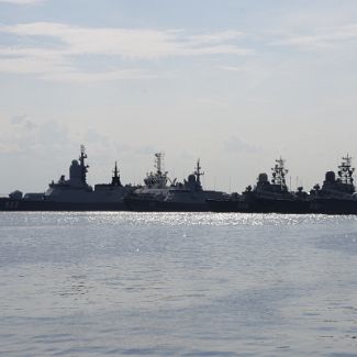 Суда ВМФ РФ на рейде Средней гавани Кронштадта