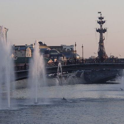 Russia: Moscow: Bolotnaya Enbankment Москва. Болтная набережная и плавающие фонтаны в Водоотводном канале.