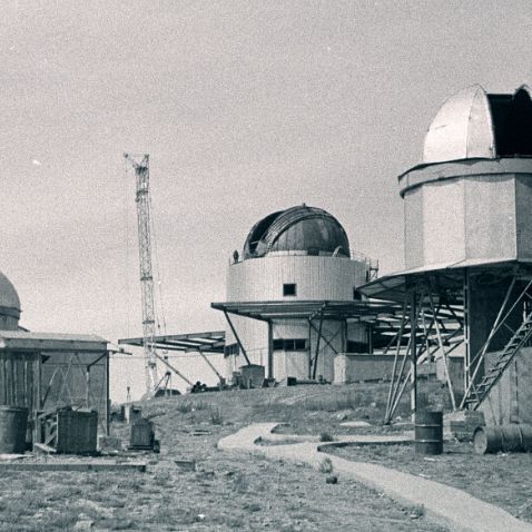 Фотоархив ГАИШ МГУ Этот цифровой фотоархив содержит старые фотографии оцифрованные с фотоплёнок хранящихся в архиве Лаборатории Научной...